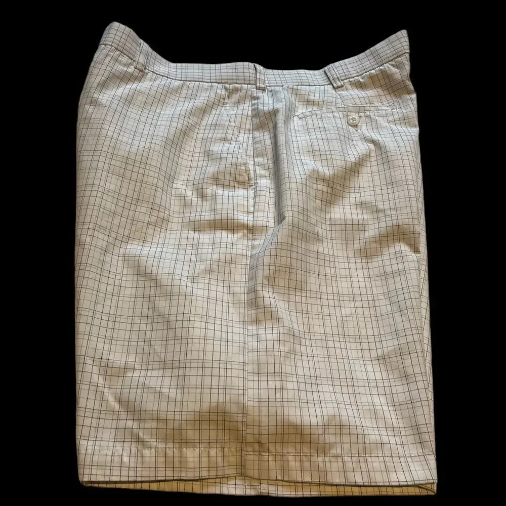 PGA Tour Men's Golf shorts Size 40 White with fine stripes